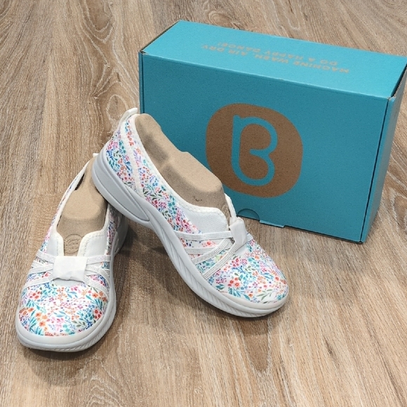 Bzees Shoes - 🩷💛💚💙❤️NIB Bzees White Floral Colorful Women's slip on Shoes sz 7M🩷💛💚💙❤️